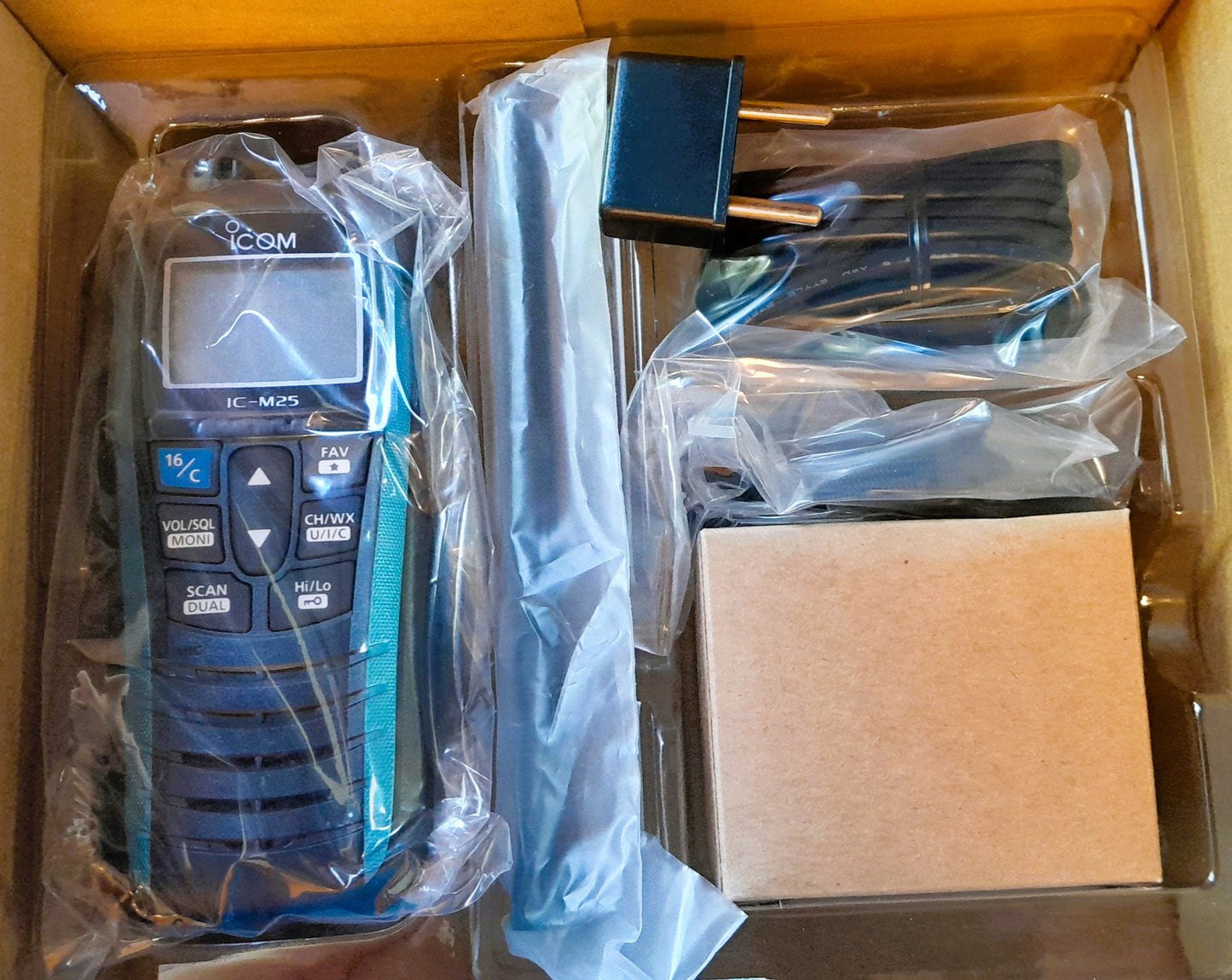 ICOM IC-M25 Tx 156,025–157,425 MHz Rx 156,050–163,275 MHz 5W/1W Radio Marina IPX7 Flotante, ligero y con funciones inteligentes Precio +iva