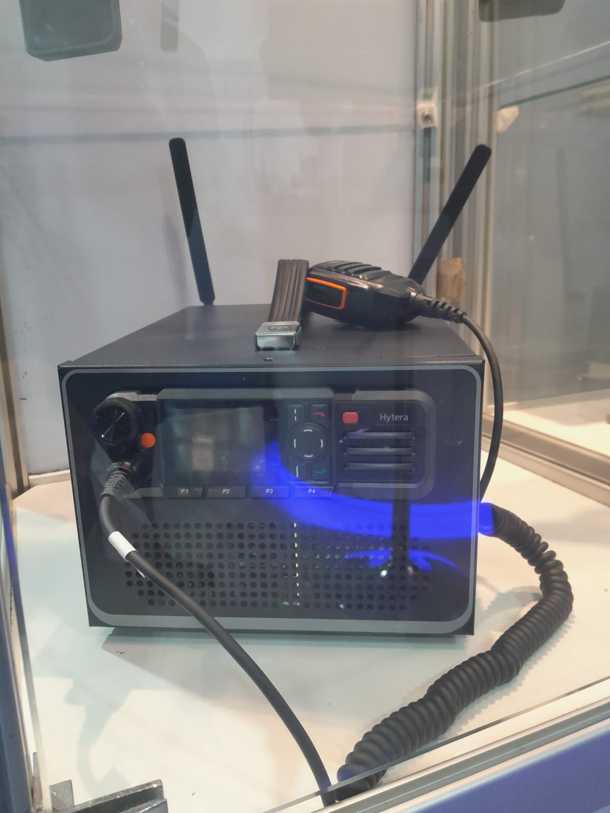 Hytera PS16001 Open Box Gabinete de escritorio con fuente de alimentación integrada para MD785, MD785i (radios móviles no incluidos) Precio con iva incluido