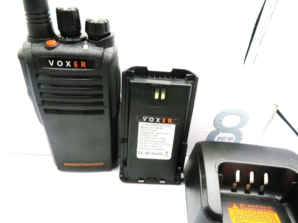 Wings WP67 UHF 400-480MHz 16CH Analogo 4W Radio robusto semi profesional ideal para trabajos en nieve, piscinas, lluvia, lacustre, bordes costeros