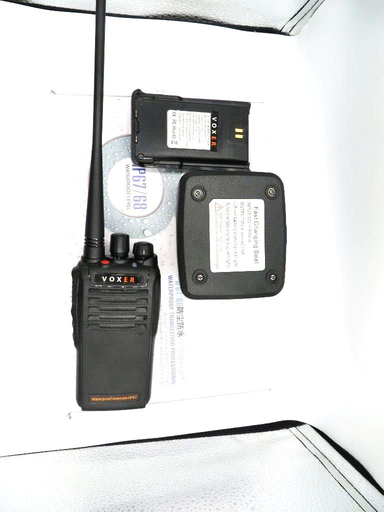 Wings WP67 UHF 400-480MHz 16CH Analogo 4W Radio robusto semi profesional ideal para trabajos en nieve, piscinas, lluvia, lacustre, bordes costeros