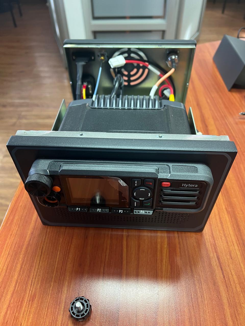 Hytera PS16001 Open Box Gabinete de escritorio con fuente de alimentación integrada para MD785, MD785i (radios móviles no incluidos) Precio con iva incluido