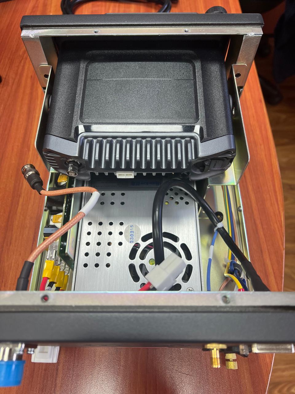 Hytera PS16001 Open Box Gabinete de escritorio con fuente de alimentación integrada para MD785, MD785i (radios móviles no incluidos) Precio con iva incluido