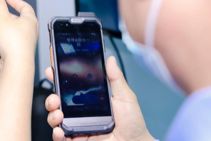 Smartphone PNC460 XRugged Radio PoC y Smartphone Inteligente con Android 12 IP68 Precio + iva