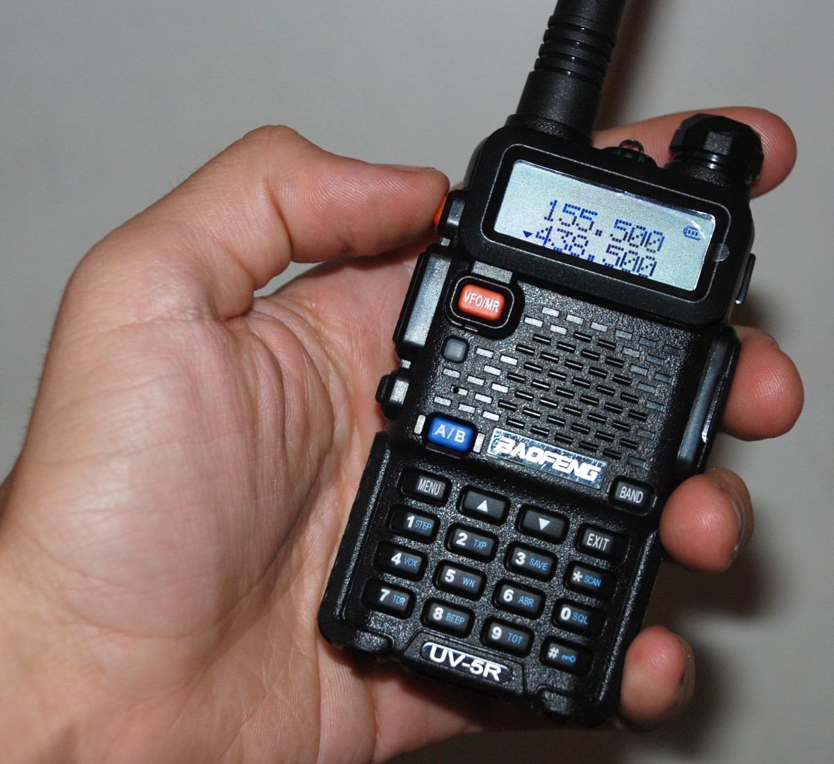 BAOFENG UV-5R VHF 136-174 Mhz/UHF 400-520 Mhz 128CH Analogico 3W Radio dual band portátil de dos vías programable con teclado Precio + iva