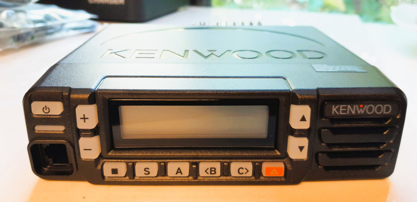 Kenwood NX-1700HNK VHF 136-174 Mhz 260CH NXDN Análogico 50W / 25W / 5W Radio móvil base digital NXDN y analógico con pantalla de 10 caracteres para logística y transporte Precio + iva