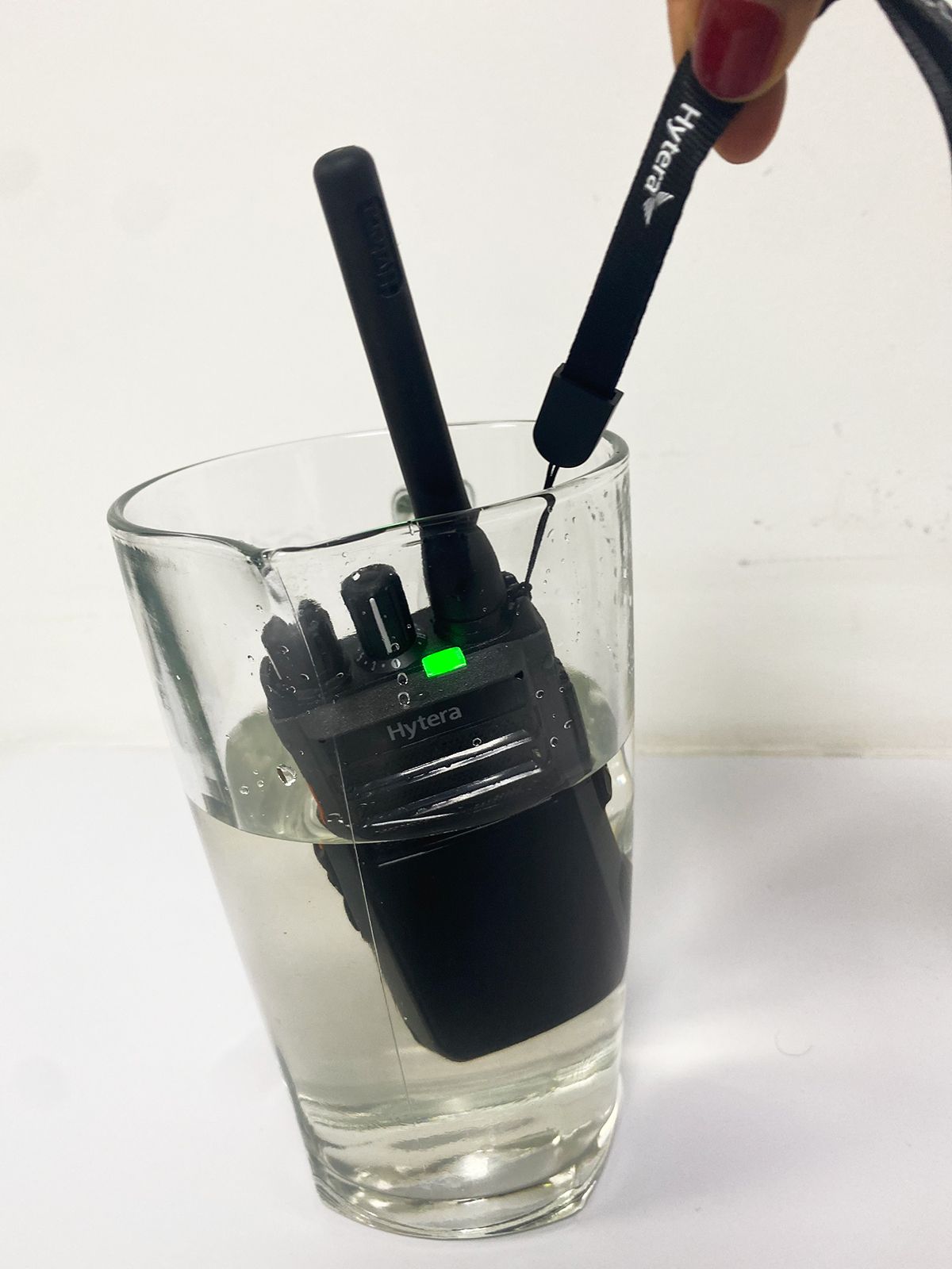 Hytera HP506 VHF 136-174 MHz 256CH Digital /Analogico 5W Radio Digital Profesional DMR Tier II /Analogico IP67, MIL-STD-810G para Industrias y Comercios sin pantalla Precio +iva